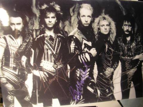 Judas Priest, foto assinada pela banda